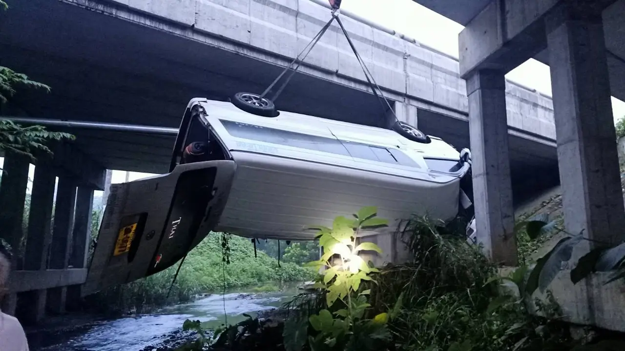 รถพุ่งตกจากสะพานสูง 